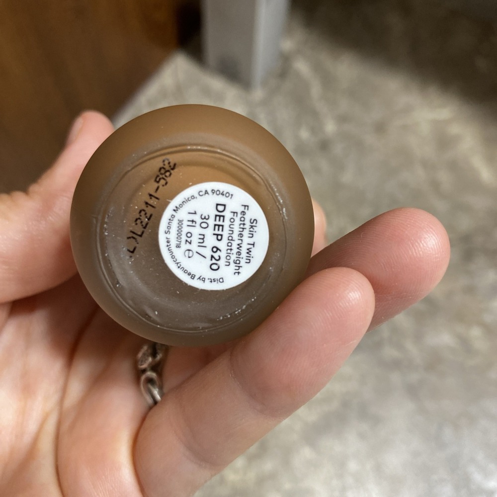 BeautyCounter Skin Twin Featherweight Foundation‎ 1 Fl Oz Deep 620 new in box - Picture 3 of 5
